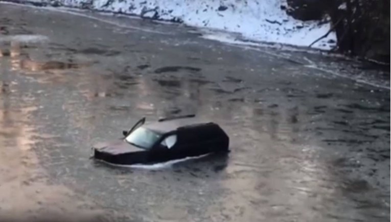 Amerikanac sletio autom u mrzlu rijeku. Spašen jer je viknuo: Siri, zovi hitnu
